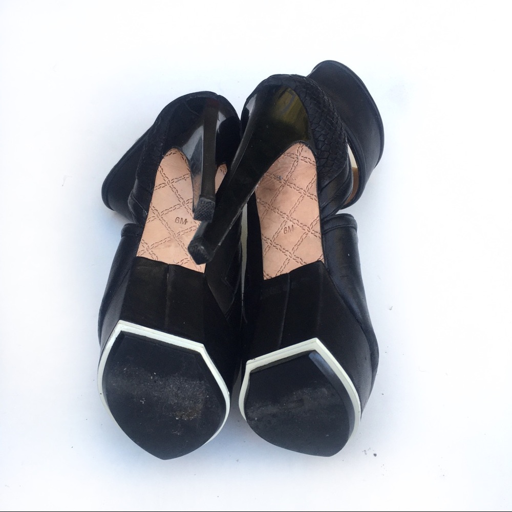 ❤️SOLD❤️L.A.M.B Black Leather Stiletto Heels 5’ - Picture 8 of 8